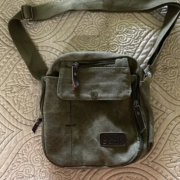 Maze Exclusive Unisex Bag Green - Picture 1 of 3